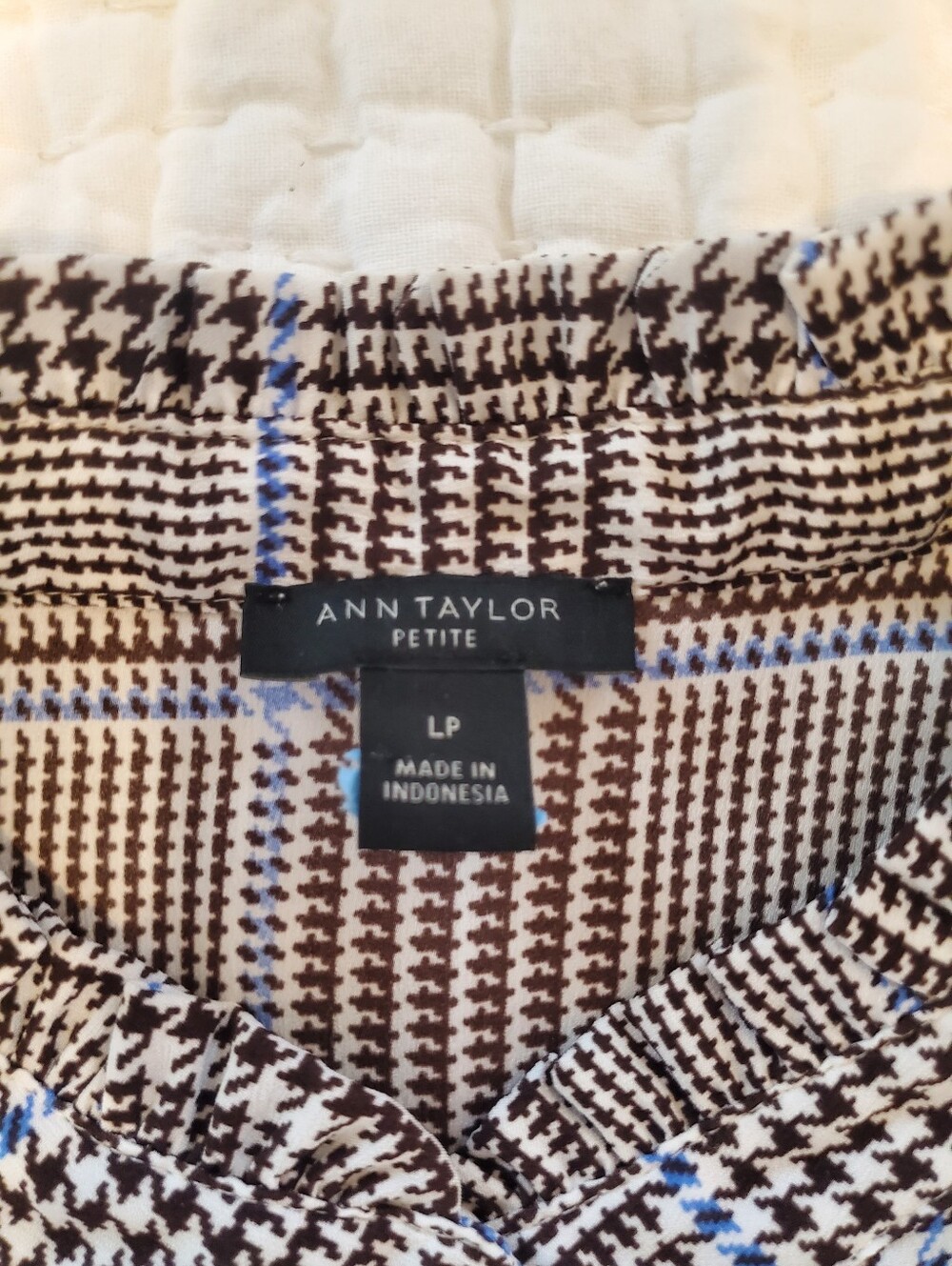 Ann Taylor Petite Brown Plaid Button-up Size Large